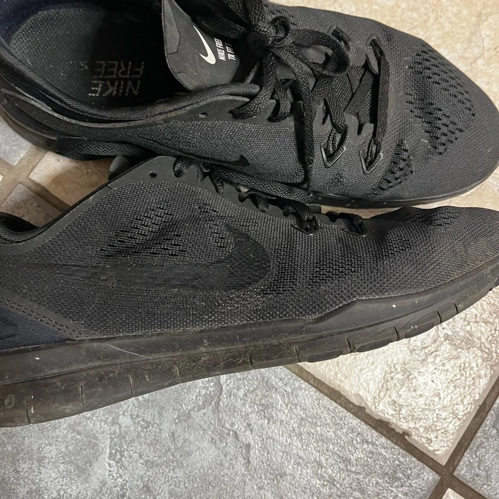 Black Nike - Picture 3 of 4